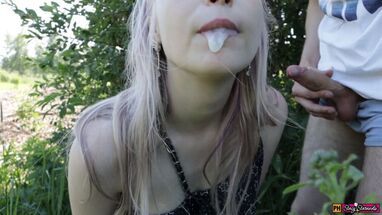 Блондинка делает минет парню на улице и берет сперму в ротик