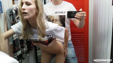 Блондинка снимает на телефон свой секс в раздевалке