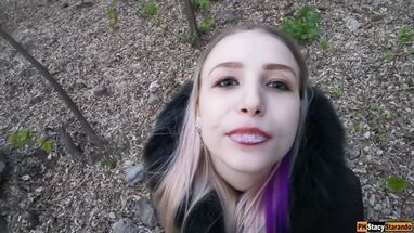 Блондинка сосет длинный хуй парню на улице и берет сперму в рот