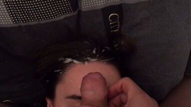 Брат глубоко трахает рот сестры и кончает на волосы