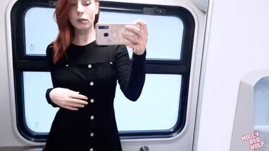 Бритая рыжая девушка вставляет пальцы во влагалище в поезде
