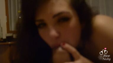 Брюнетка отсосала на камеру и приняла камшот на лицо