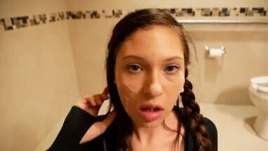 Брюнетка с косичками заглатывает пенис до спермы на лицо