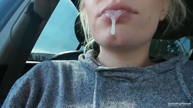 Девка сделала парню минет в машине и получила сперму в рот