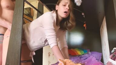 Девушка застряла и была трахнута в позе раком своим сожителем