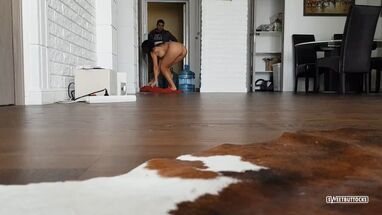 Худенькая брюнетка случайно оголила сексуальное тело перед доставщиком воды