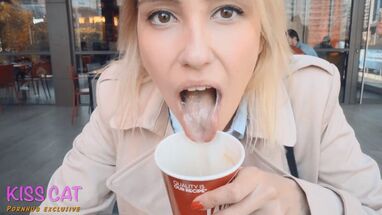 Кончил в рот блондинки после отсоса в туалете