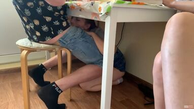 Любовница сосет хер под столом пока мужик пьет чай с женой