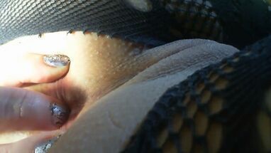 Молодая шалунья теребит клитор и дрочит бритый анус пальцем