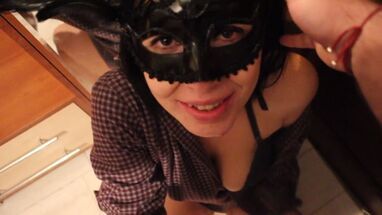 Молодая жена делает минет мужу и получает сперму в ротик