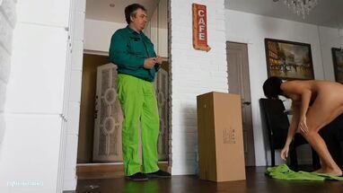 Молоденькая девушка расплачивается с курьером с полуголым телом