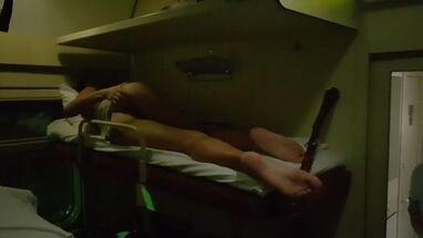 Молоденькая русская студентка ласкает свою попу в поезде