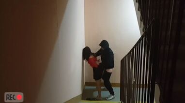 Мужик отымел незнакомку в подъезде и не заметил скрытую камеру