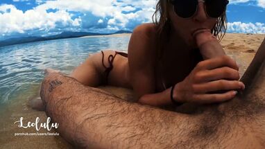 Мужик трахнул худую шатенку в пизду на пляже от первого лица