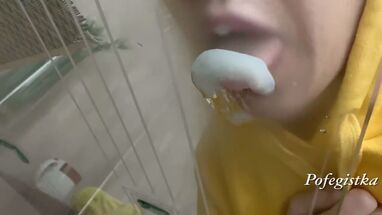 Нагнул падчерицу в позу раком и отодрал в тугой анал без презерватива