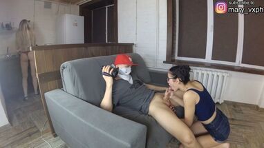 Очкастая сестра делает минет брату до спермы во рту