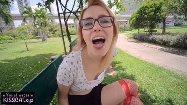 Очкастая телка прогулялась с другом по парку и сделав минет глотала сперму