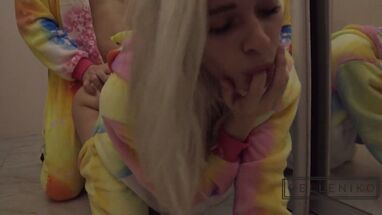 Пьяная блондинка в кунгуруми делает минет и трахается с парнем в киску