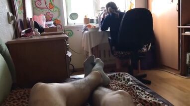 Пацан отвлек студентку от учебы и трахнул киску до кремпая