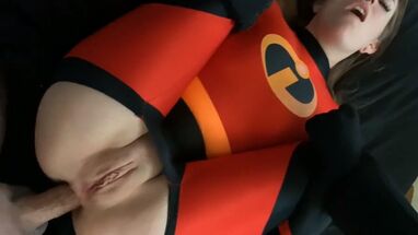 Парень трахает брюнетку в жопу после мастурбации