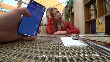 Парень заставил кончить русскую красотку в публичном месте