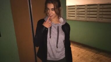 Пикапер трахнул шлюшку в киску прямо в подъезде