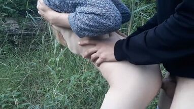 Раком ебет телку в лесу и кончает на попу