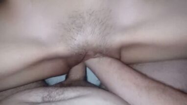 Развратная жена громко стонет от члена и руки мужа в огромной дырке