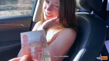 Русская деваха отсасывает упругий член за деньги