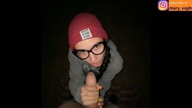 Русская девушка в лесу ночью отсасывает хер парня