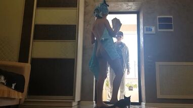 Русская домохозяйка не имела денег и заплатила электрику голым телом