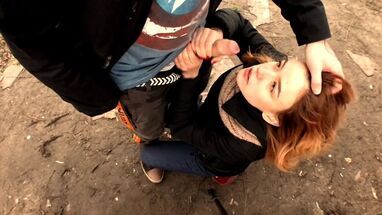 Рыжая проститутка делает минет парню около реки на свежем воздухе