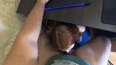 Рыжеволосая девушка отсосала парню под столом и проглотила сперму