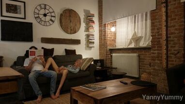 Сестра дрочит на диване лысое влагалище на глазах у брата