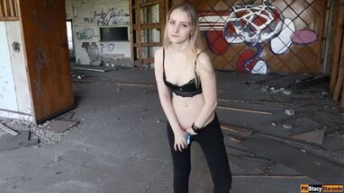 Студентка сосет член и дает себя трахать в киску