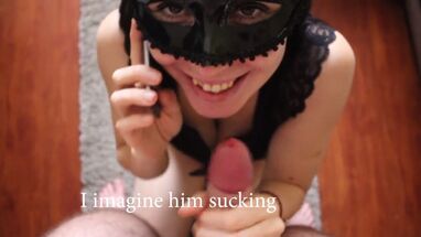 Сучка разговаривает по телефону и сосет большой хуй любовника