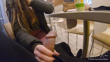 Телка дрочила хуй парня в кафе и трахалась раком