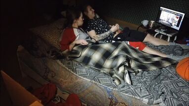 Телочка спалила парня за дрочкой и дала оприходовать вагину