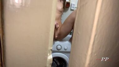 Толстый мужик застукал девушку за мастурбацией в ванной