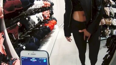 Вставил подруге вибратор в киску и дал в рот в туалете на прогулке