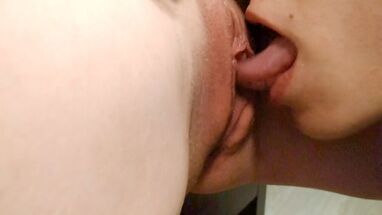 Вылизал бритую вагину подруги до сквирта