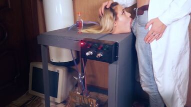 Злобный профессор трахает рот блондинки без воли