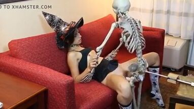 Скелет с резиновым членом ебет любительницу хоррора