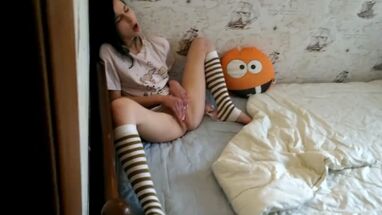 Студент подглядел за дрочкой подруги в общаге