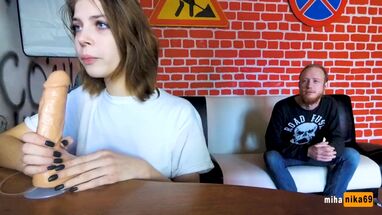 Сучка сосала резиновый хуй и парень ей присунул