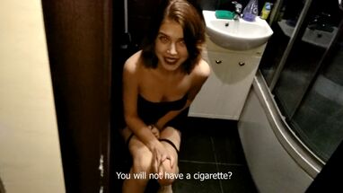 Телка справила нужду и дала парню ебать свою пизду в моче