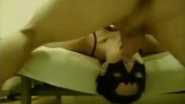 Мужик жестко трахнул девушку прямо в горло и снял на камеру