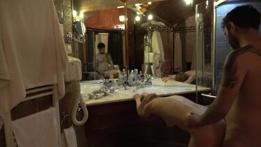 Блондинка горячо ебется с мужем в ванной раком