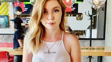 Блондинка сосет парню на колесе обозрения