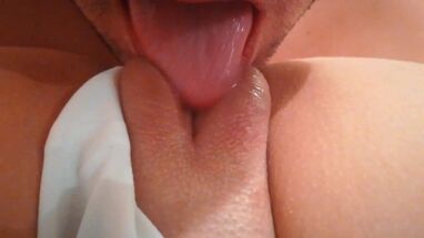 Чувак прошелся языком по бритой пилотке девки и сделал ее счастливой